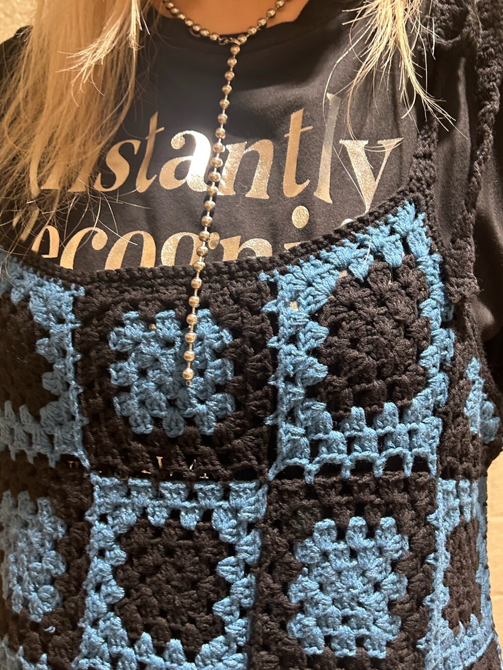 ブラック系のTシャツ/カットソー、シルバー系のハンドバッグ、ブラック系のチュニックを着用したレディースの夏コーディネートの6枚目の写真