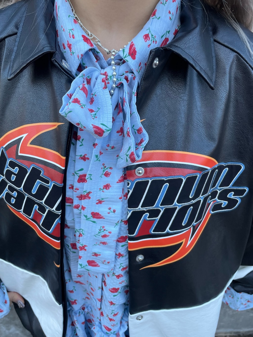 ブルー系のシャツ/ブラウス、ブラック系のブルゾン、ブラック系のその他シューズを着用したレディースの冬コーディネートの5枚目の写真