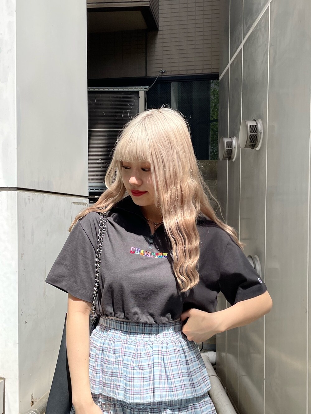 ブラック系のTシャツ/カットソー、ブラック系のトートバッグ、ブルー系のスカートを着用したレディースの春コーディネートの4枚目の写真