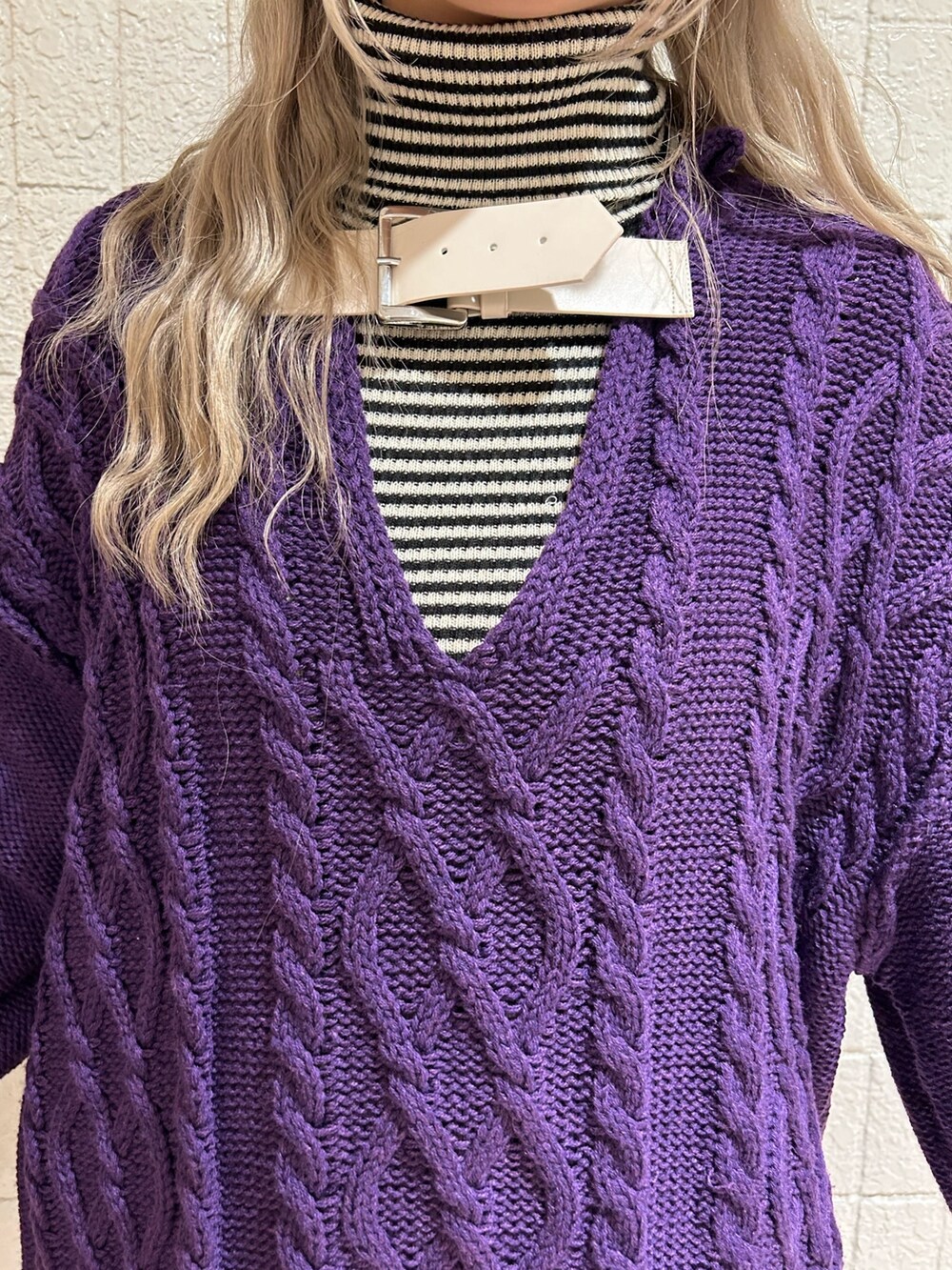 ブラック系のボストンバッグ、ブラック系のブーツ、パープル系のニット/セーターを着用したレディースの秋コーディネートの5枚目の写真