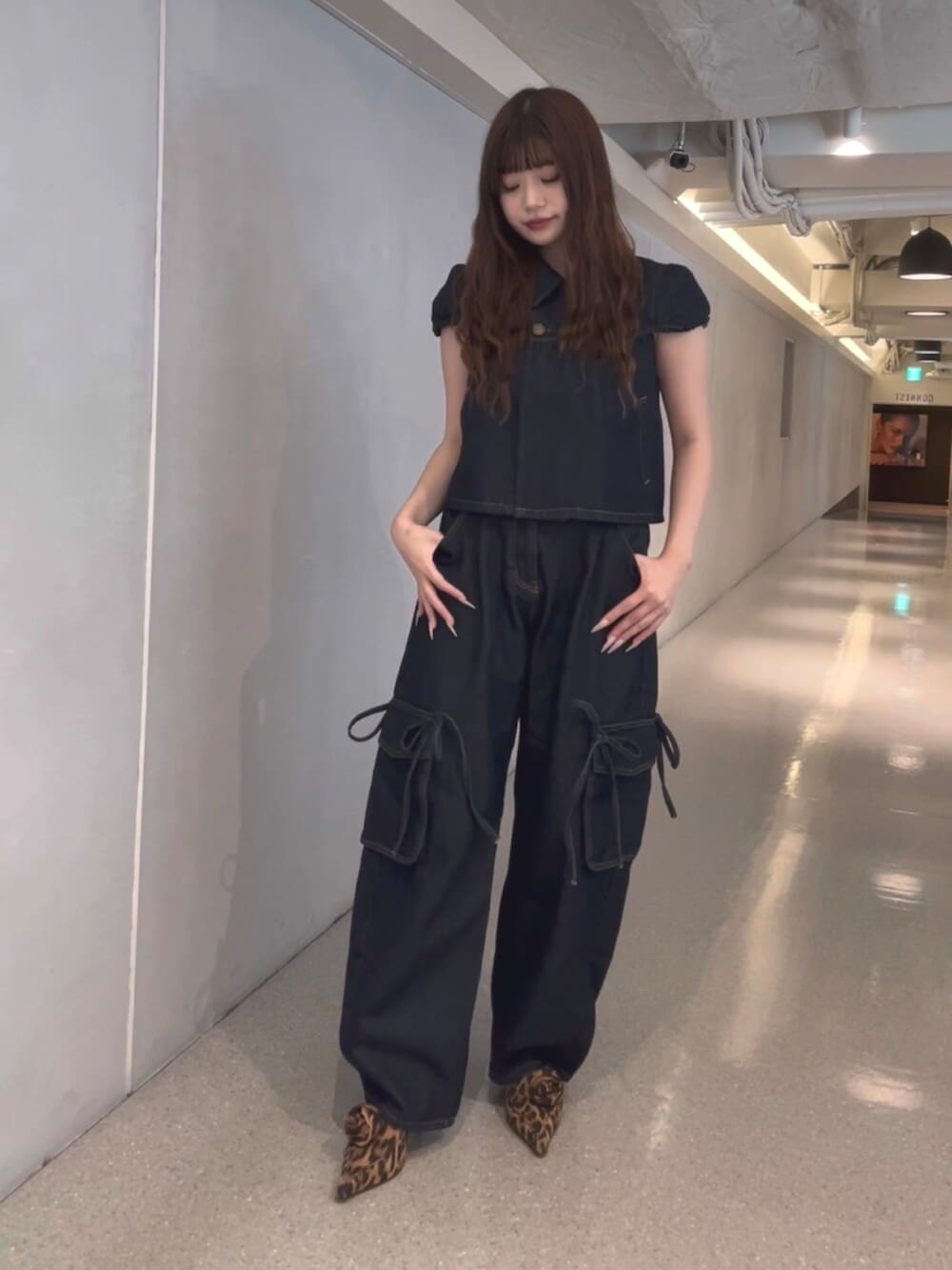 ブルー系のその他トップス、ブルー系のデニムパンツ、ブラウン系のパンプスを着用したレディースの春コーディネートの2枚目の写真