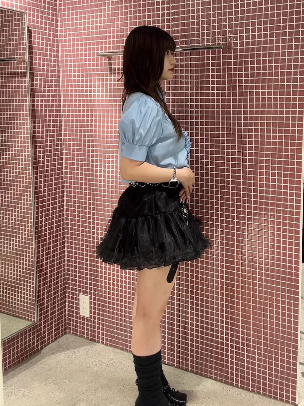 ブルー系のシャツ/ブラウス、ブラック系のスカート、ブラック系のパンプスを着用したレディースの夏コーディネートの4枚目の写真