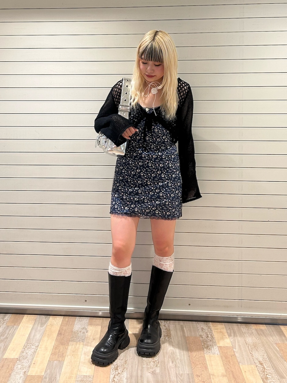 ブラック系のカーディガン/ボレロ、ブルー系のワンピース、シルバー系のハンドバッグを着用したレディースの夏コーディネートの2枚目の写真