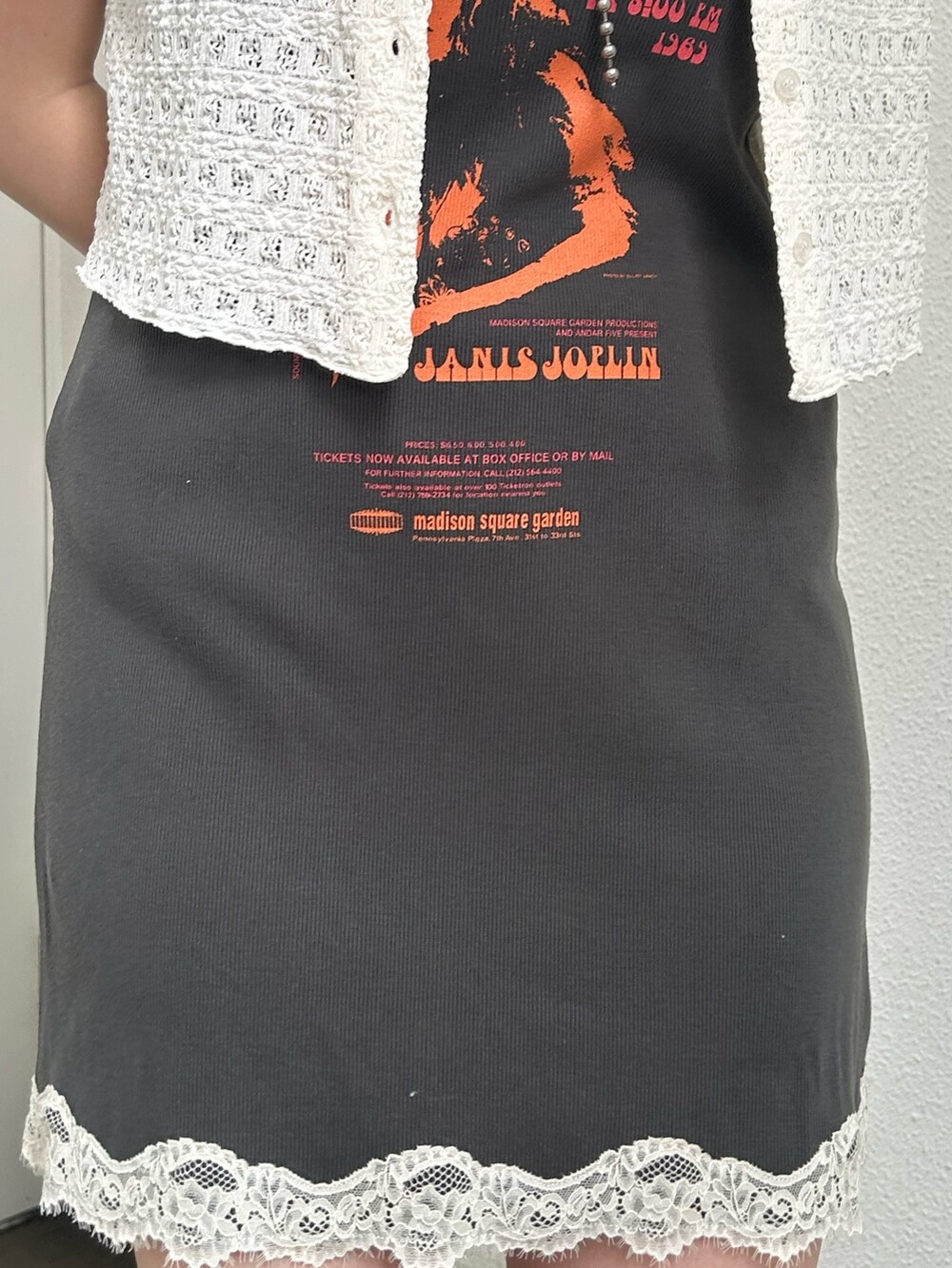 ブラック系のワンピース、ホワイト系のシャツ/ブラウスを着用したレディースの夏コーディネートの8枚目の写真