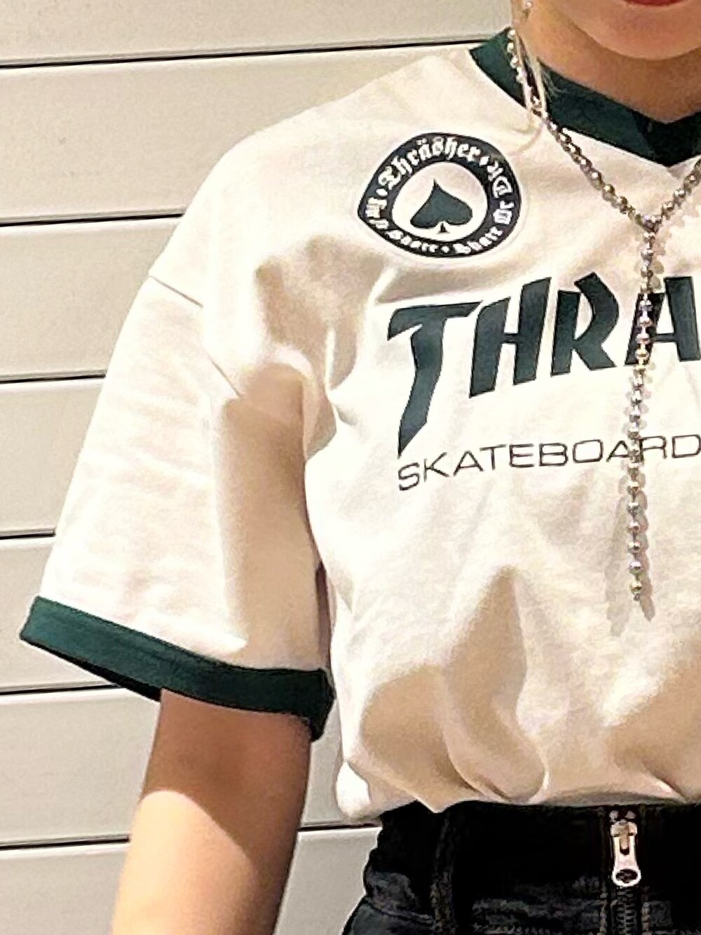 ブラック系のデニムスカート、ホワイト系のTシャツ/カットソーを着用したレディースの春コーディネートの6枚目の写真