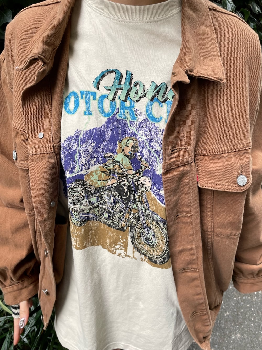 ブラウン系のデニムジャケット、ホワイト系のTシャツ/カットソー、ブラック系のその他シューズを着用したレディースの冬コーディネートの4枚目の写真