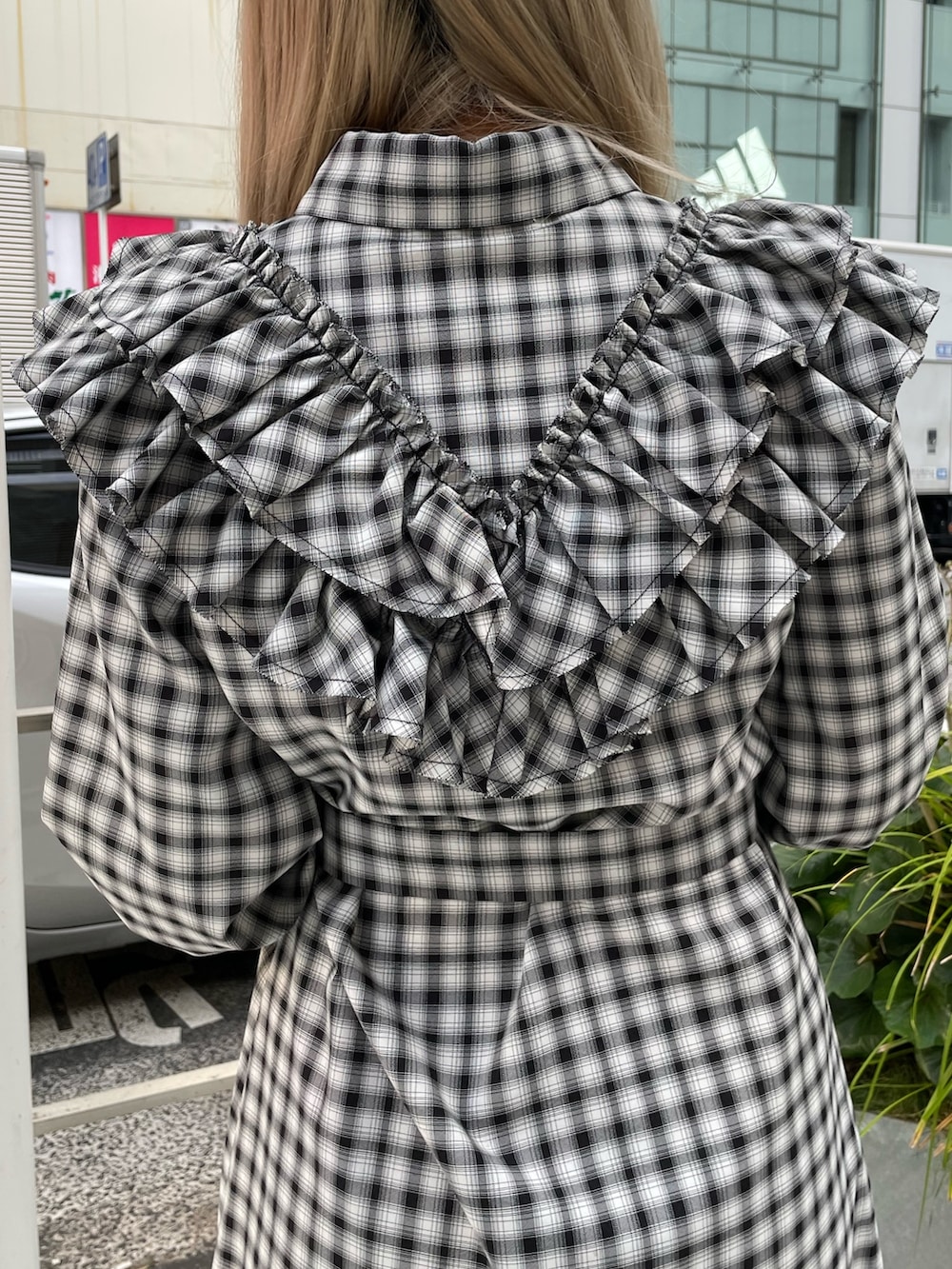 ブラック系のワンピース、ブラック系のハンドバッグ、ブラック系のその他シューズを着用したレディースの冬コーディネートの6枚目の写真