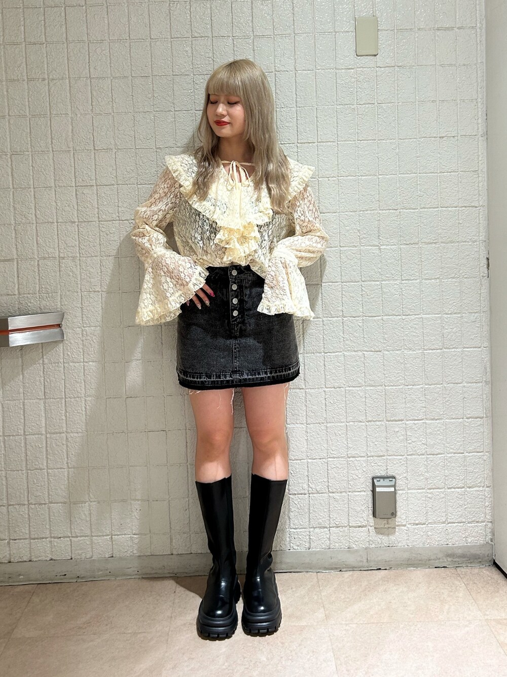 ホワイト系のシャツ/ブラウス、ブラック系のデニムパンツ、ブラック系のブーツを着用したレディースの秋コーディネートの2枚目の写真