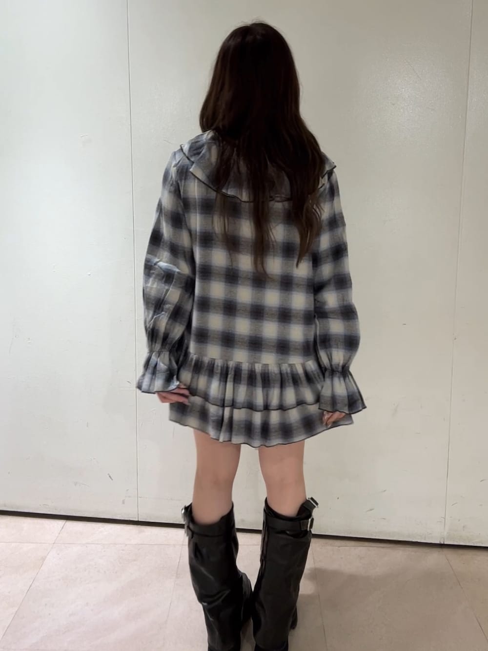 ブラウン系のワンピース、ブラック系のブーツを着用したレディースの秋コーディネートの3枚目の写真