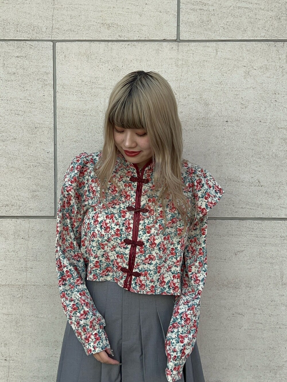 ホワイト系のシャツ/ブラウス、グレー系のスカート、ブラック系のブーツを着用したレディースの冬コーディネートの3枚目の写真