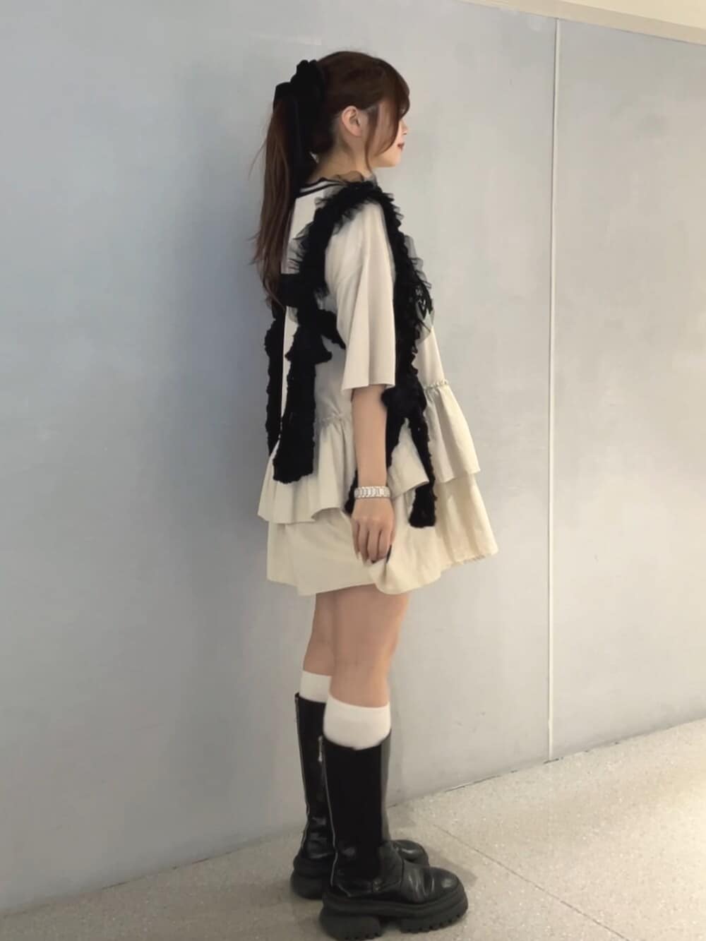 ホワイト系のワンピース、ブラック系のベルトを着用したレディースの春コーディネートの3枚目の写真