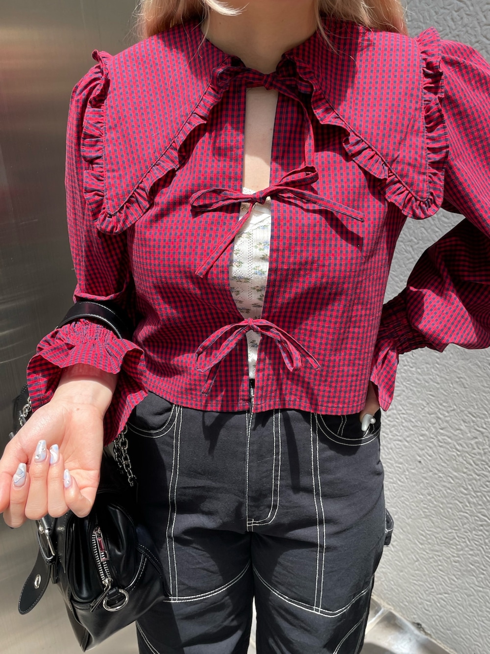 レッド系のシャツ/ブラウス、ブラック系のその他パンツ、ブラック系のその他シューズを着用したレディースの夏コーディネートの4枚目の写真