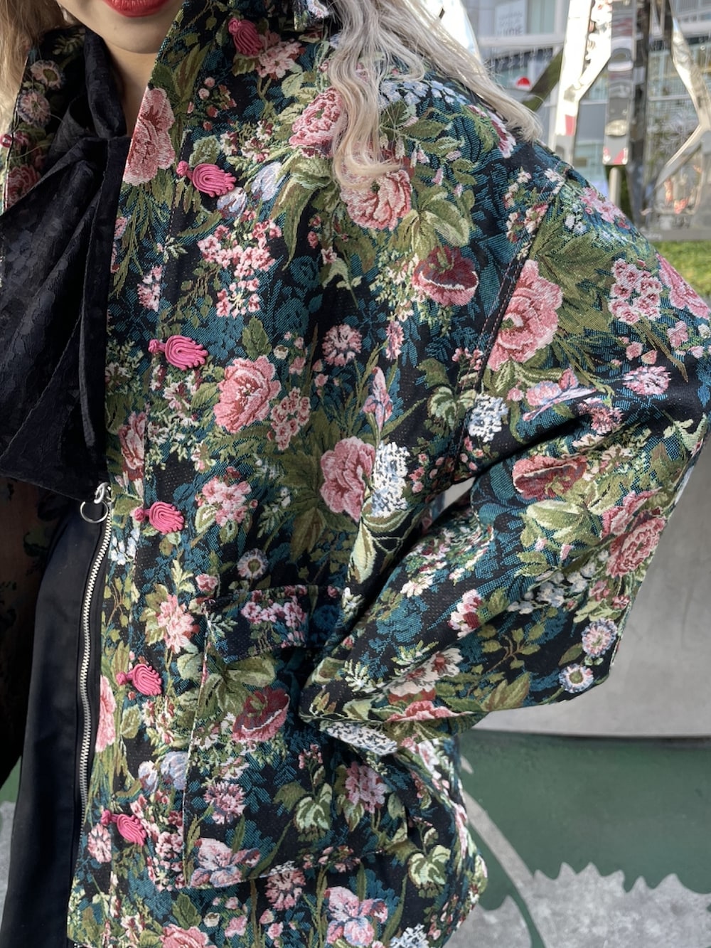 ブルー系のミリタリージャケット、ブラック系のシャツ/ブラウス、ブラック系のその他パンツを着用したレディースの冬コーディネートの5枚目の写真