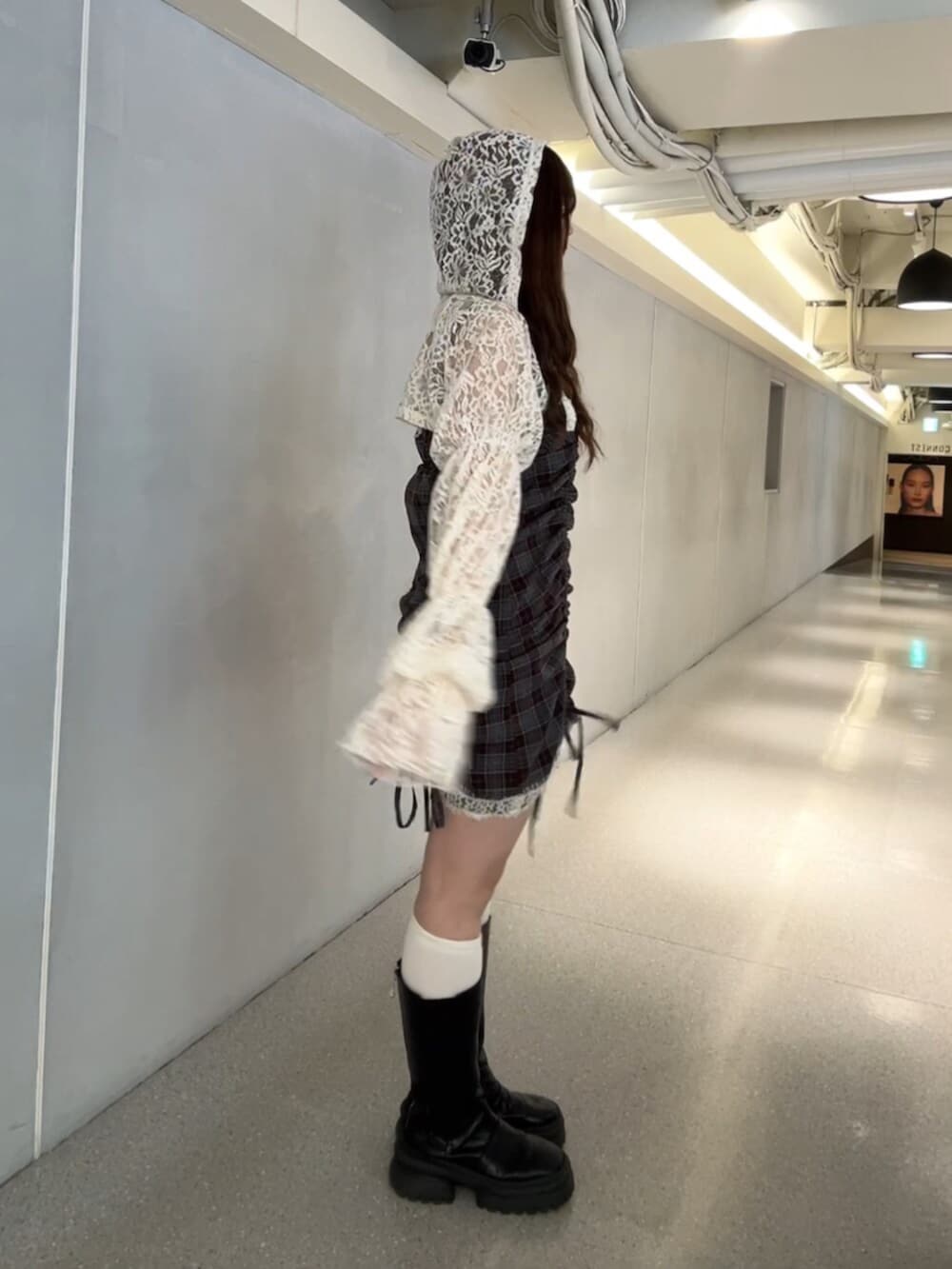 ブラウン系のワンピース、ホワイト系のカーディガン/ボレロを着用したレディースの春コーディネートの2枚目の写真