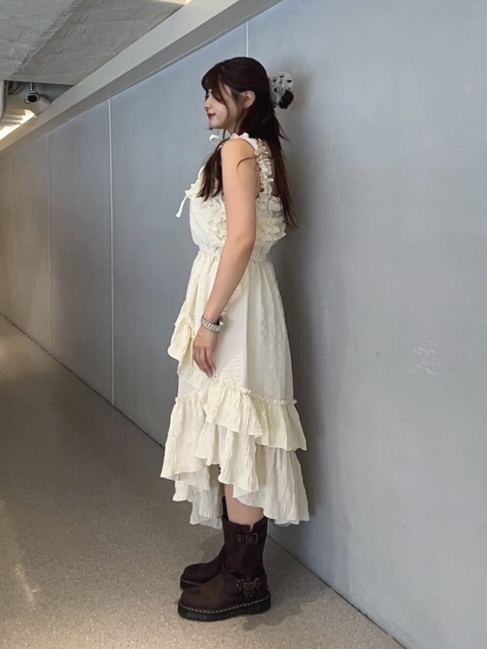 ホワイト系のワンピースを着用したレディースの夏コーディネートの2枚目の写真