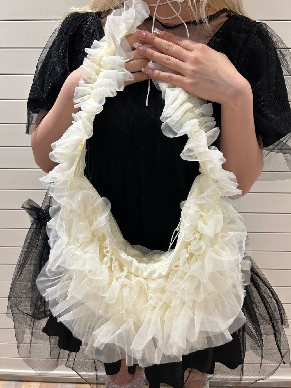 ブラック系のワンピース、ブラック系のワンピース、ホワイト系のショルダーバッグを着用したレディースの夏コーディネートの8枚目の写真