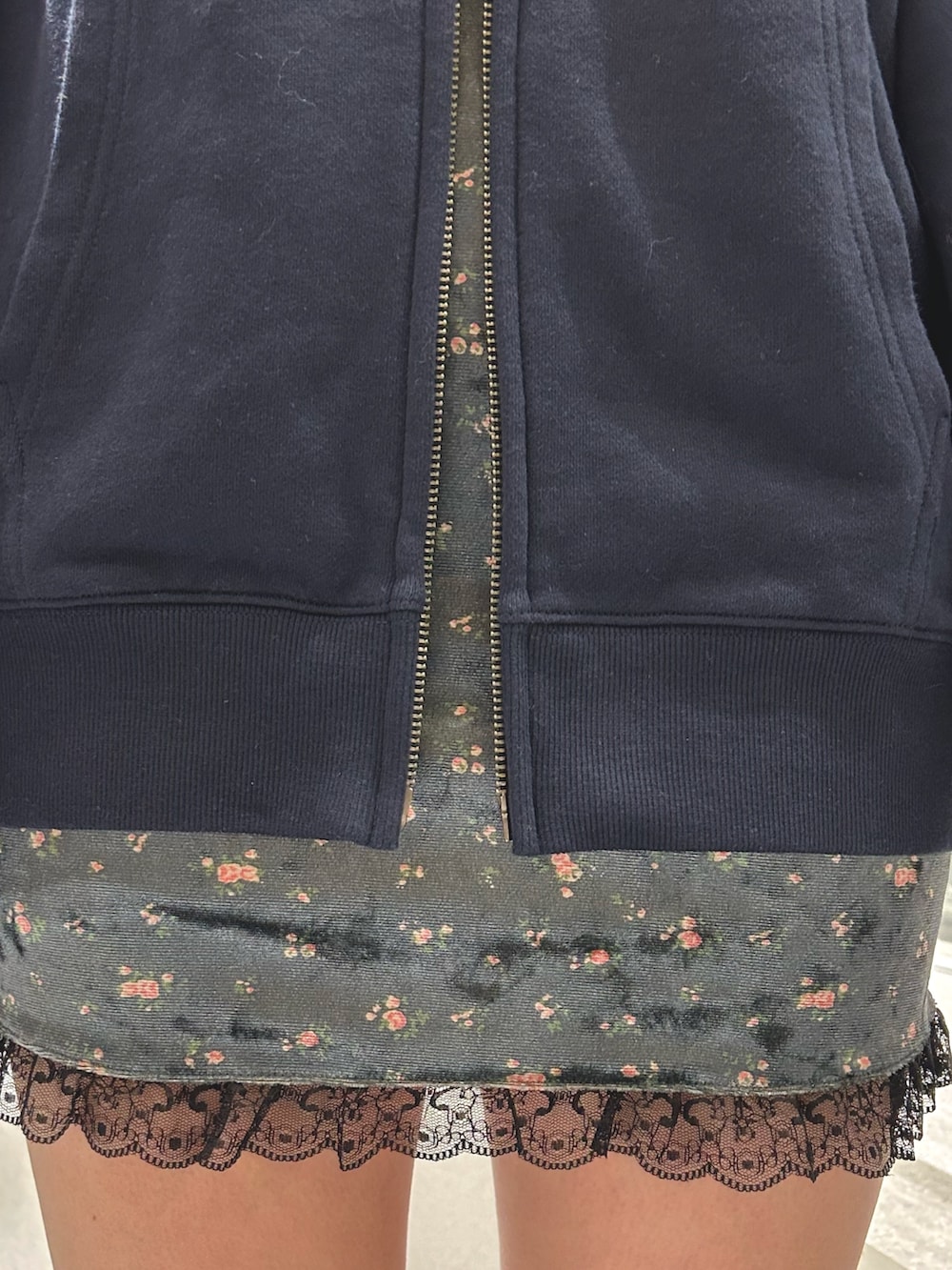 ブルー系のパーカー、グレー系のワンピースを着用したレディースの冬コーディネートの9枚目の写真