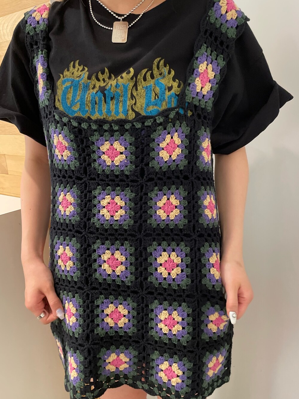 ブラック系のニット/セーター、ブラック系のその他シューズ、ブラック系のTシャツ/カットソーを着用したレディースの夏コーディネートの4枚目の写真