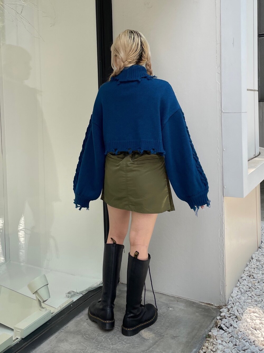 ブルー系のニット/セーター、グリーン系のその他パンツ、ブラック系のブーツを着用したレディースの秋コーディネートの3枚目の写真