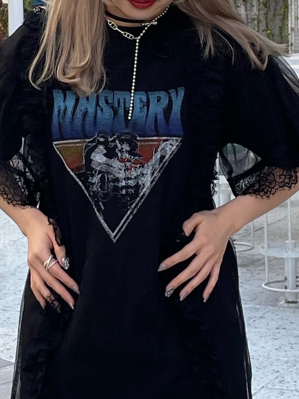 ブラック系のその他シューズ、ブラック系のワンピース、ブルー系のハットを着用したレディースの春コーディネートの4枚目の写真