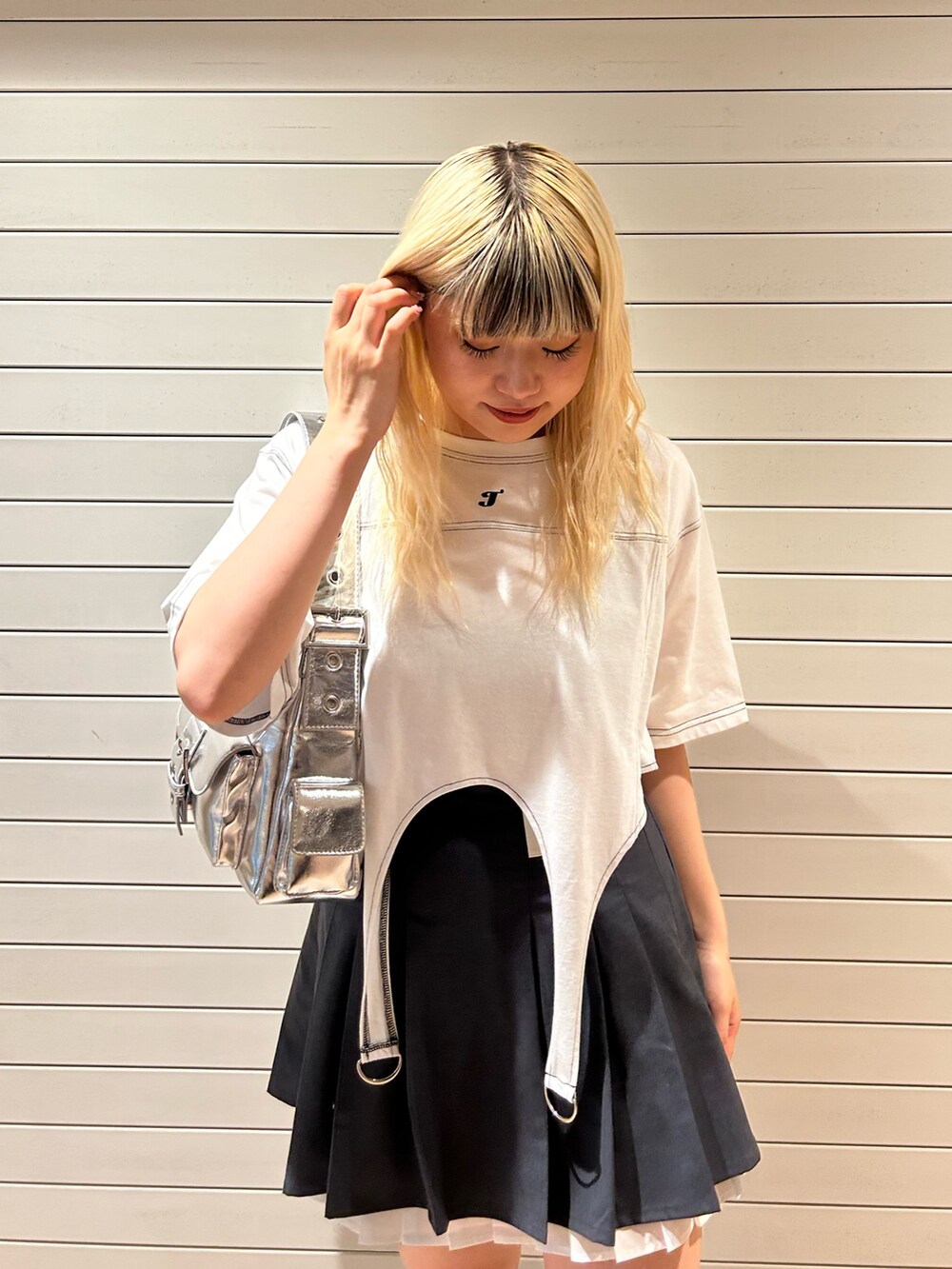 ホワイト系のTシャツ/カットソー、グレー系のスカート、シルバー系のハンドバッグを着用したレディースの夏コーディネートの5枚目の写真