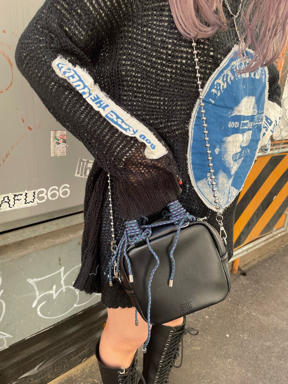 ブラック系のニット/セーター、ホワイト系のニット/セーター、ブラック系のショルダーバッグを着用したレディースの冬コーディネートの6枚目の写真