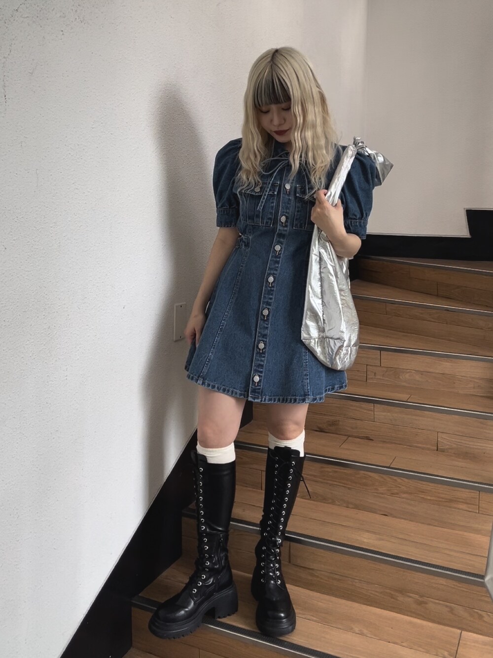 ブルー系のワンピース、シルバー系のトートバッグを着用したレディースの春コーディネートの3枚目の写真