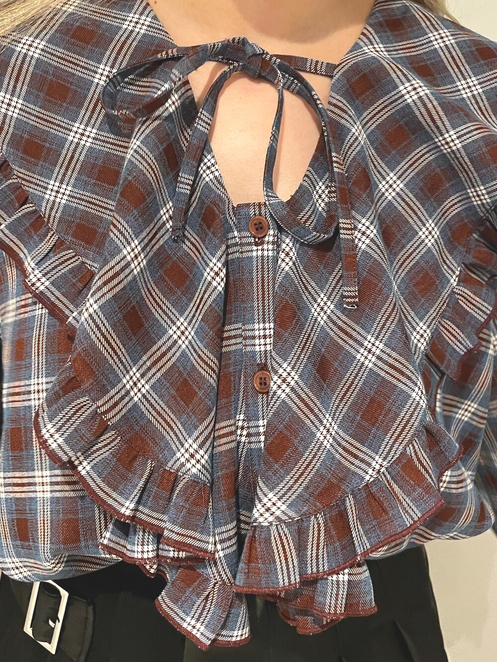 ブラウン系のシャツ/ブラウス、ブラック系のスカート、ブラック系のブーツを着用したレディースの秋コーディネートの4枚目の写真