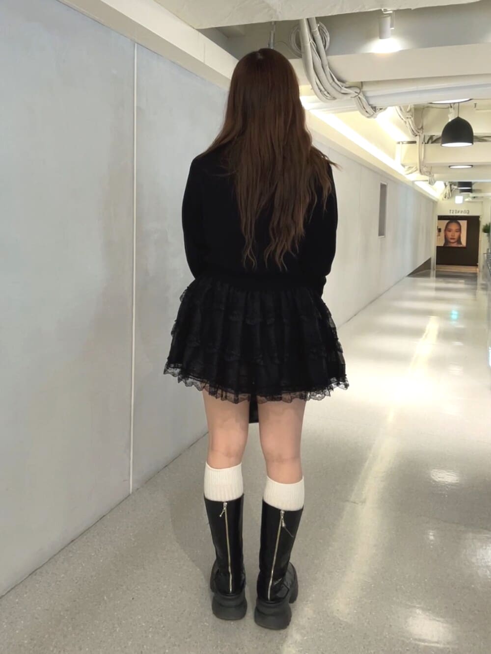 ブラック系のニット/セーター、ブラック系のシャツ/ブラウス、ブラック系のその他パンツを着用したレディースの春コーディネートの3枚目の写真