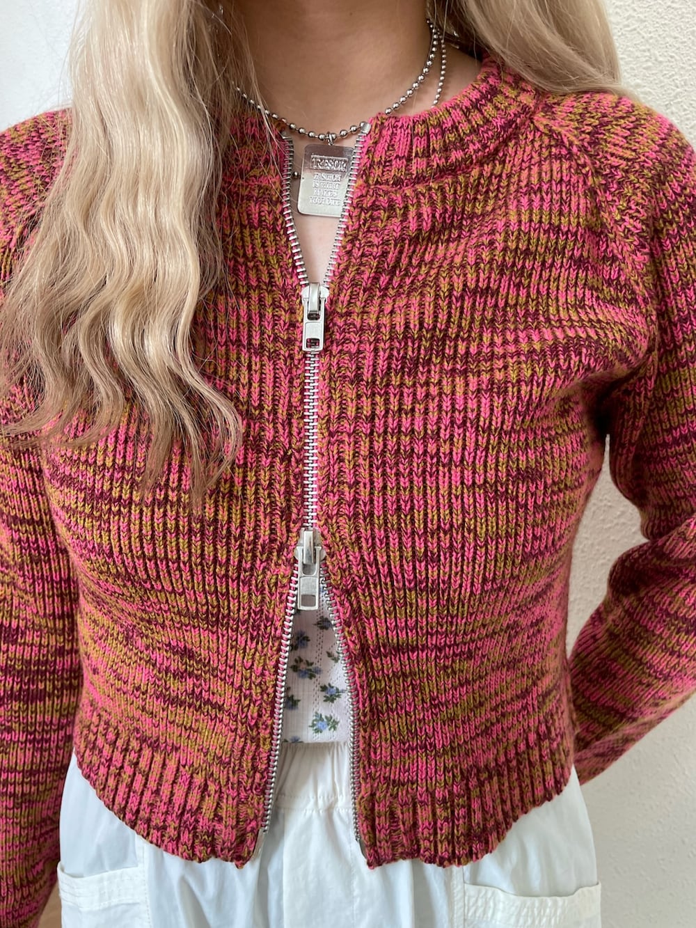 ピンク系のカーディガン/ボレロ、ブラック系のその他シューズ、ホワイト系のカーゴパンツを着用したレディースの夏コーディネートの3枚目の写真