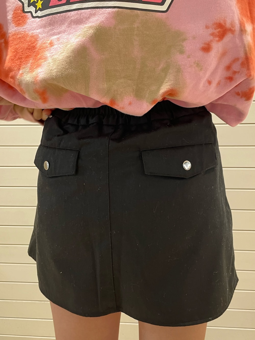 ピンク系のスウェット、ブラック系のその他パンツ、ブラック系のトートバッグを着用したレディースの冬コーディネートの7枚目の写真