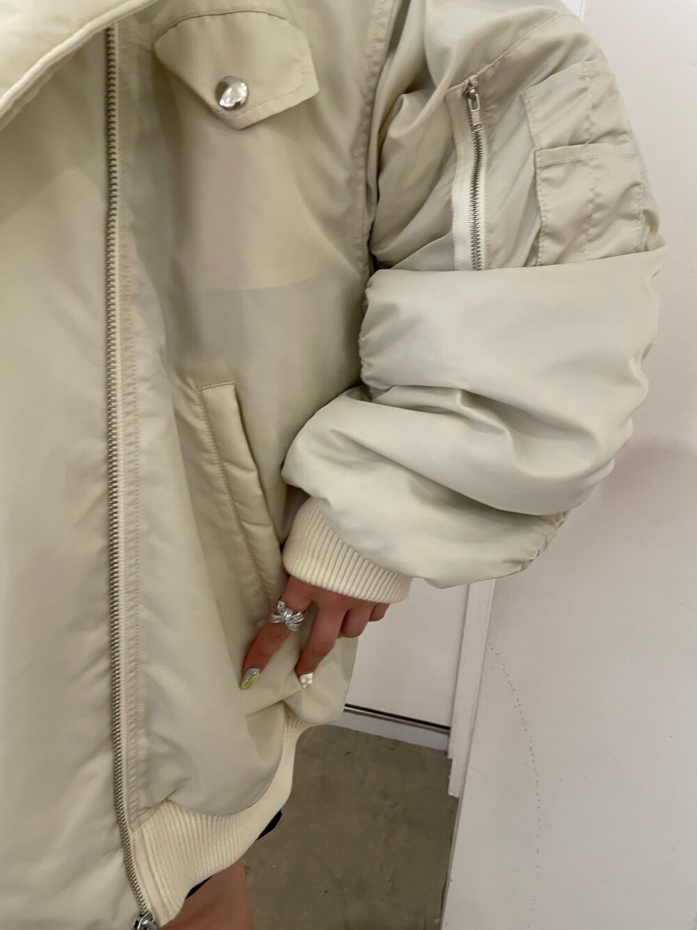 ブラック系のその他パンツ、ホワイト系のTシャツ/カットソー、ホワイト系のMA-1を着用したレディースの夏コーディネートの5枚目の写真