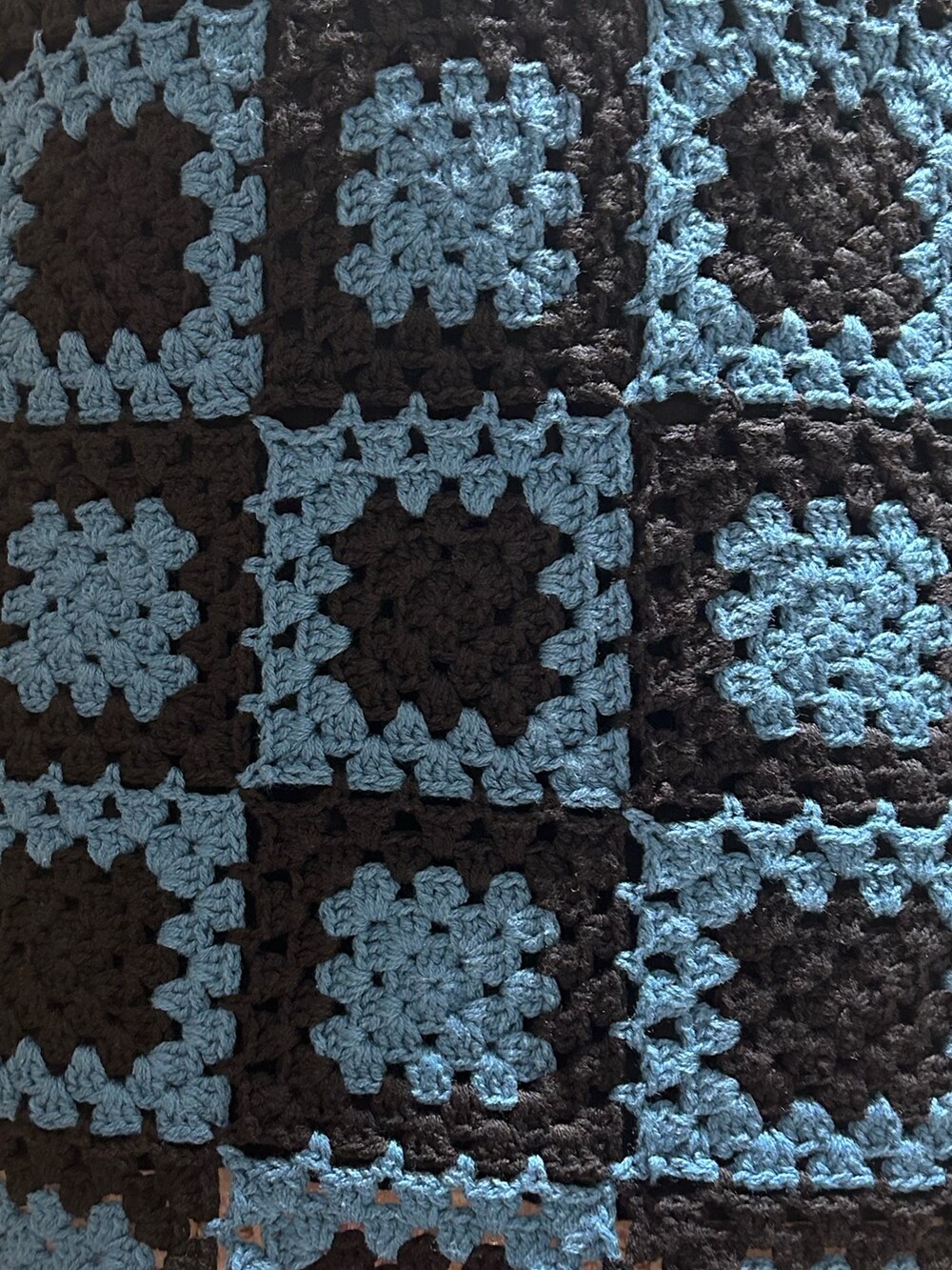 ブラック系のTシャツ/カットソー、シルバー系のハンドバッグ、ブラック系のチュニックを着用したレディースの夏コーディネートの7枚目の写真