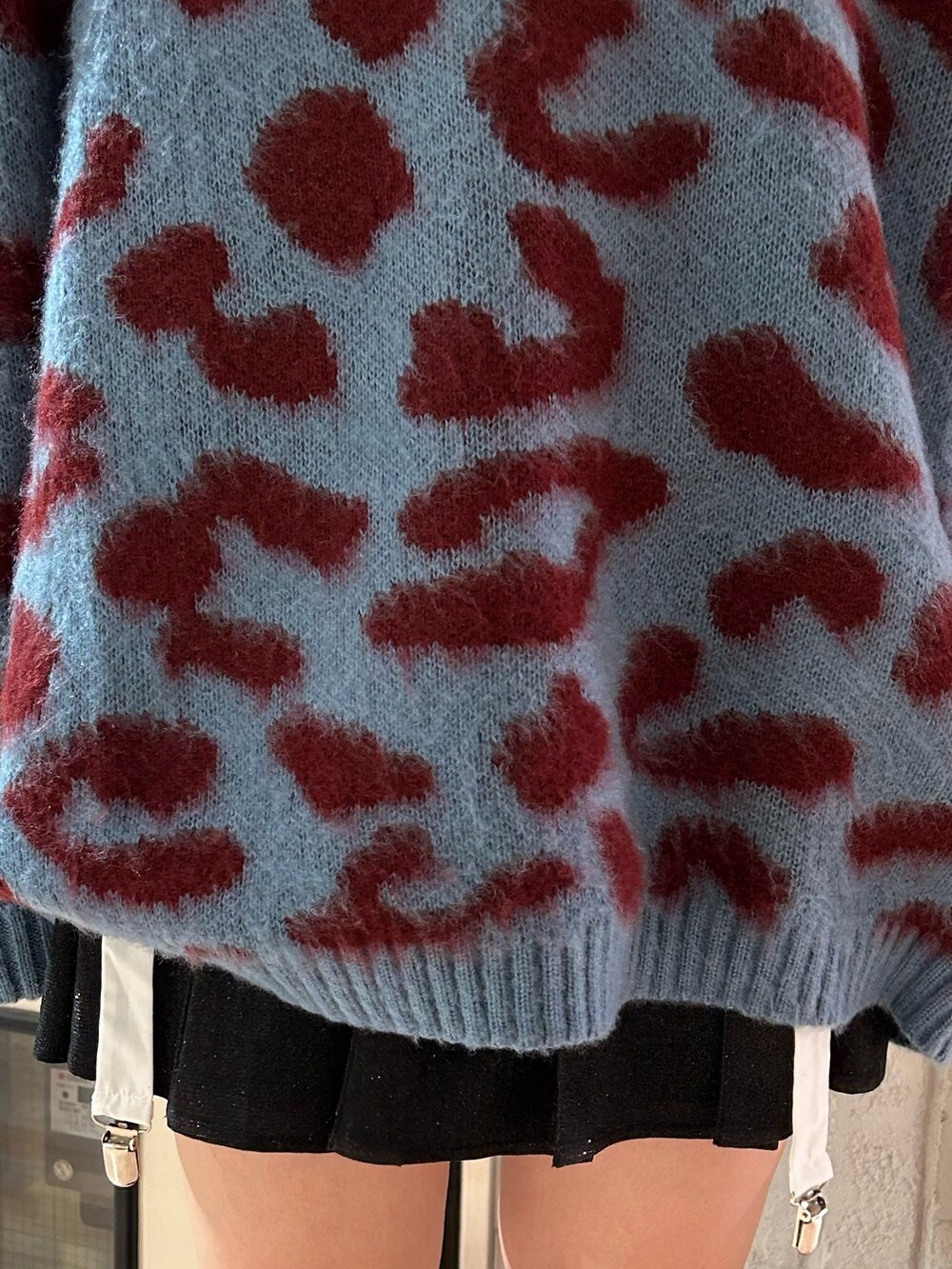 ホワイト系のシャツ/ブラウス、ブルー系のニット/セーター、ブラック系のスカートを着用したレディースの秋コーディネートの9枚目の写真