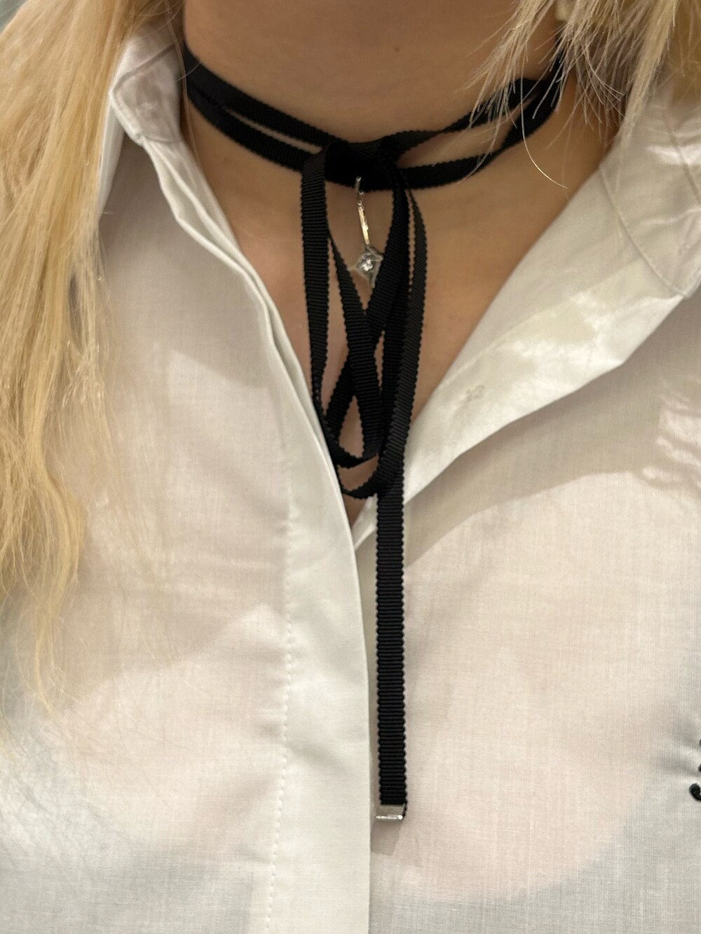 ブラック系のトートバッグ、ホワイト系のシャツ/ブラウス、ブラック系のチョーカーを着用したレディースの夏コーディネートの6枚目の写真