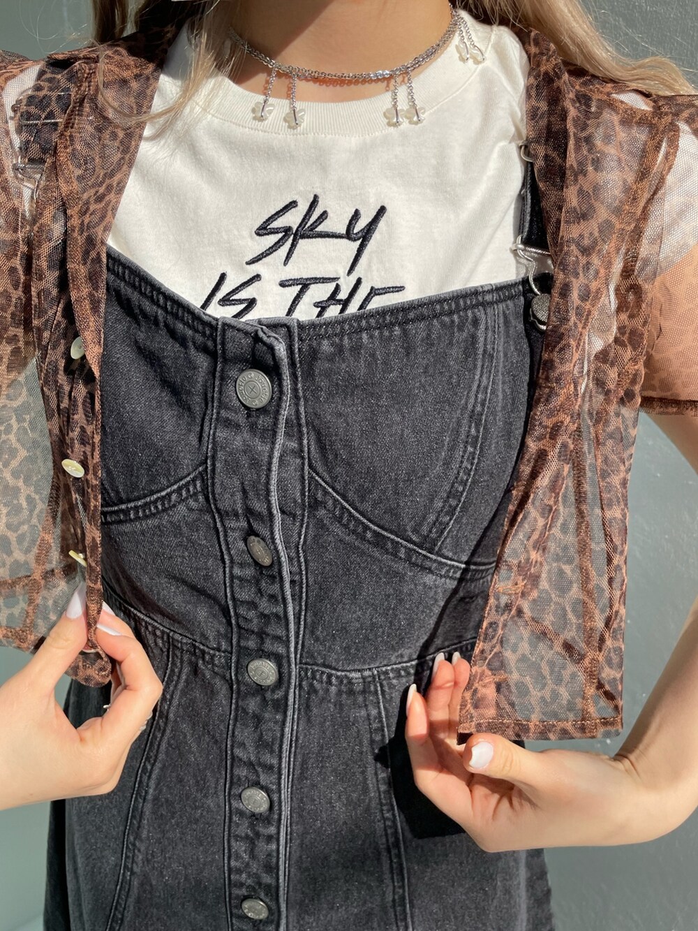 ブラック系のジャンパースカート、ホワイト系のタンクトップ、ブラウン系のシャツ/ブラウスを着用したレディースの春コーディネートの6枚目の写真