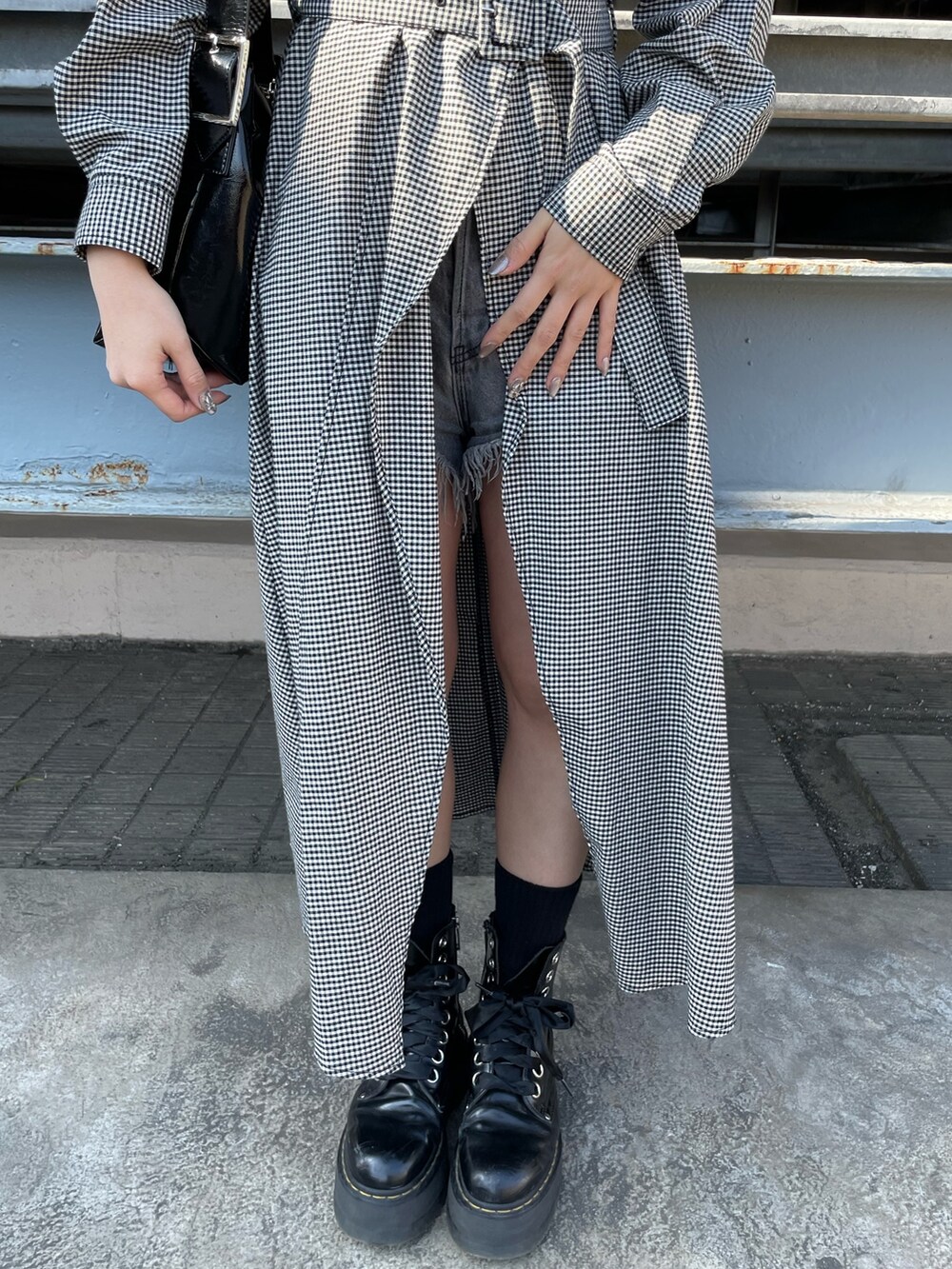 ホワイト系のワンピース、ブラック系のデニムパンツ、ブラック系のその他シューズを着用したレディースの冬コーディネートの6枚目の写真