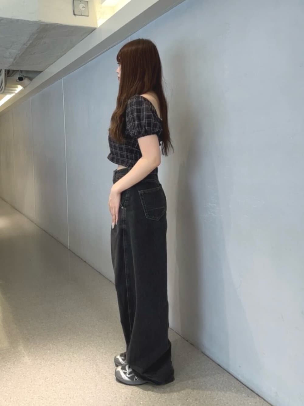ブラック系のデニムパンツ、ブラウン系のシャツ/ブラウスを着用したレディースの夏コーディネートの3枚目の写真