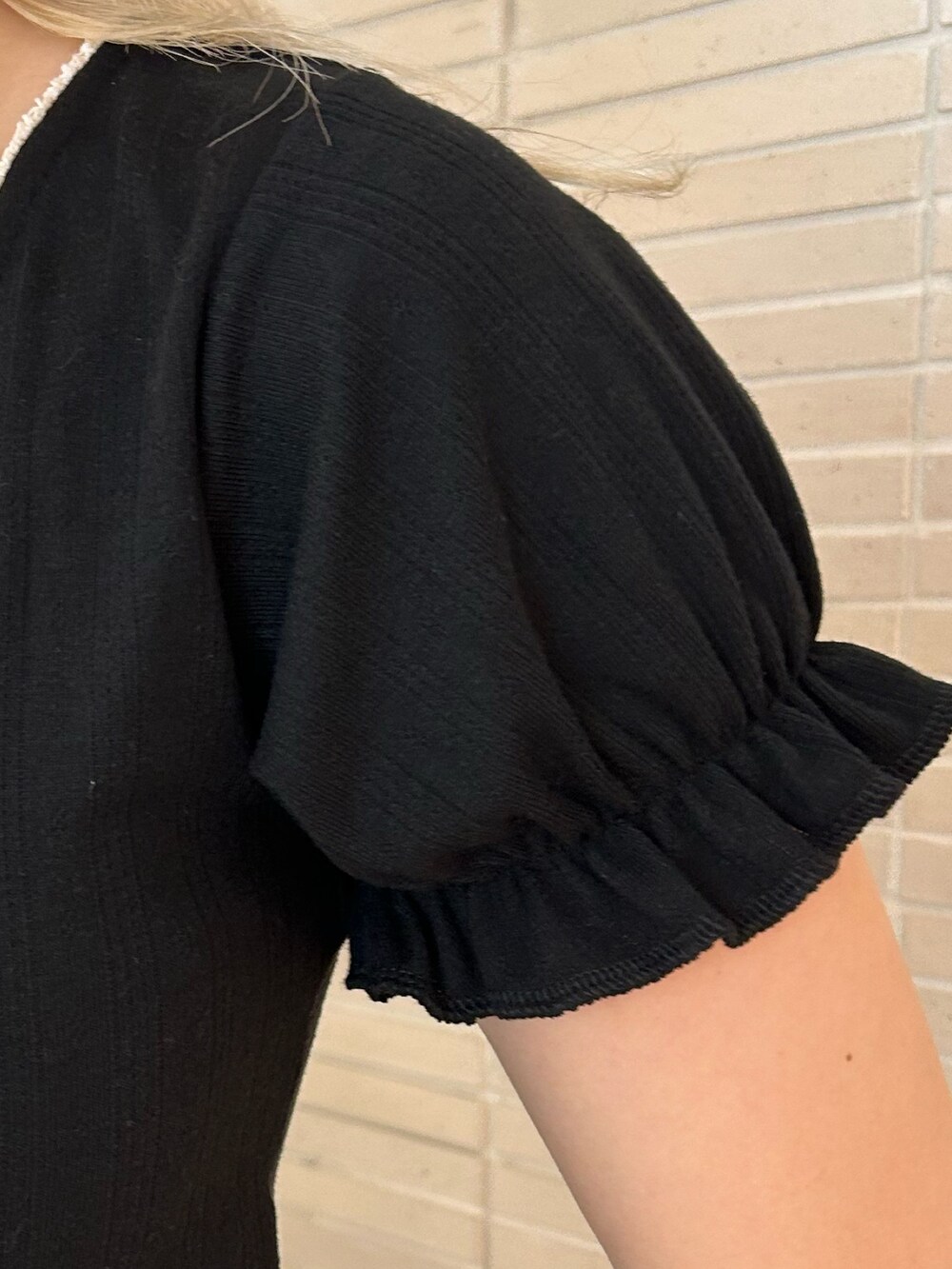 ブラック系のTシャツ/カットソー、ホワイト系のショルダーバッグ、ブラック系のデニムスカートを着用したレディースの夏コーディネートの7枚目の写真