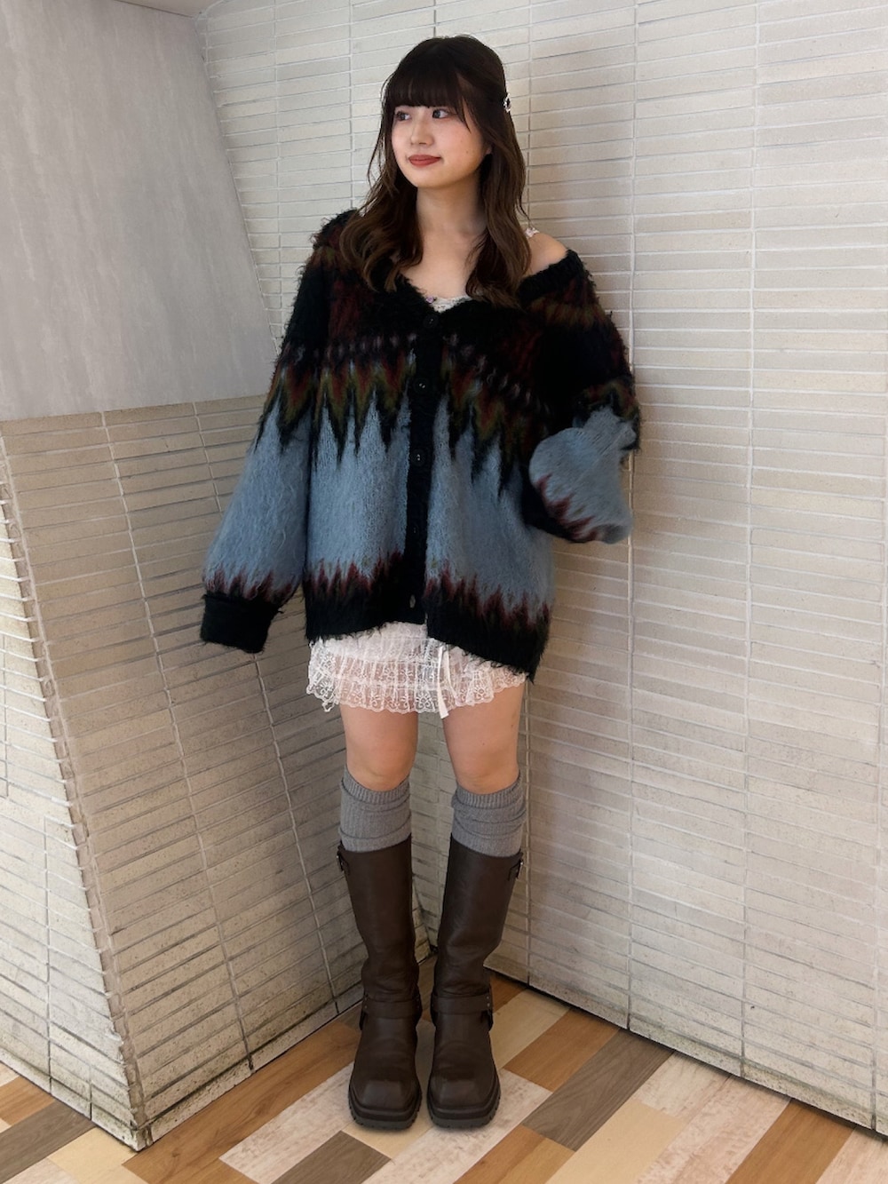 ブラック系のカーディガン/ボレロ、ブラウン系のブーツを着用したレディースの秋コーディネートの2枚目の写真