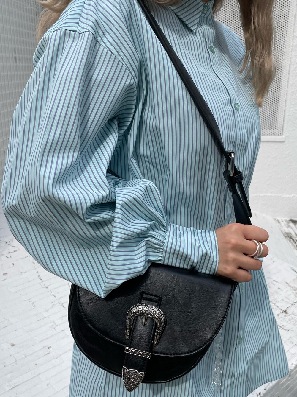 ブルー系のシャツ/ブラウス、ブラック系のショルダーバッグ、ブラック系のその他シューズを着用したレディースの冬コーディネートの8枚目の写真