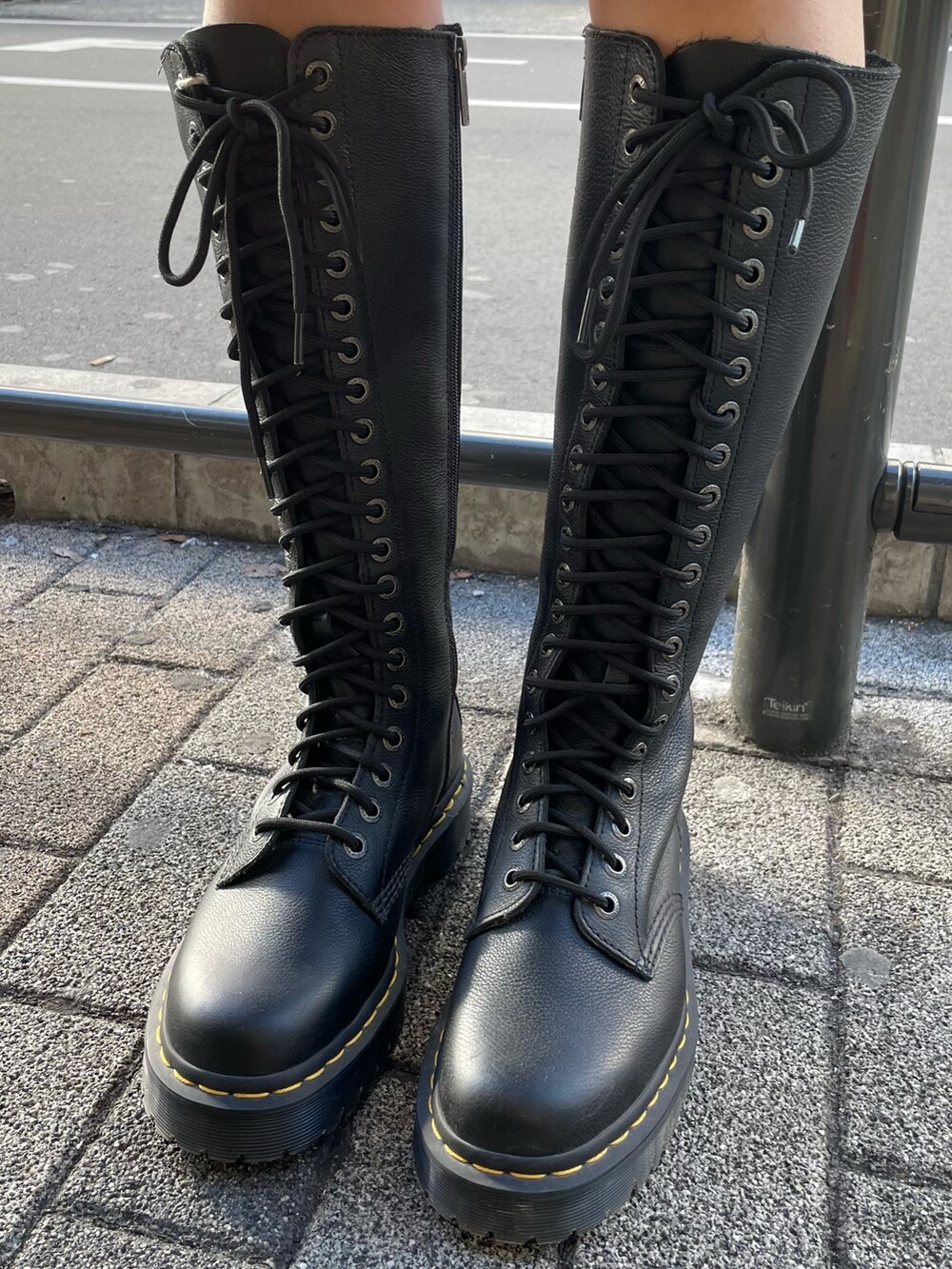 パープル系のその他アウター、ブラック系のワンピース、ブラック系のブーツを着用したレディースの冬コーディネートの8枚目の写真