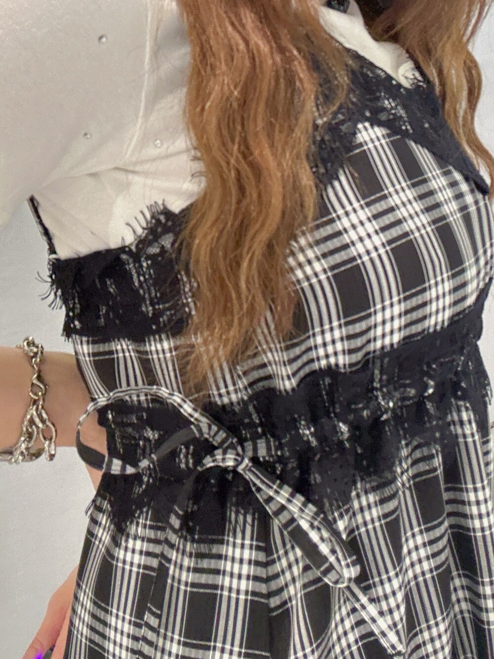 ホワイト系のTシャツ/カットソー、ブラック系のワンピース、ブラック系のネックレスを着用したレディースの夏コーディネートの7枚目の写真