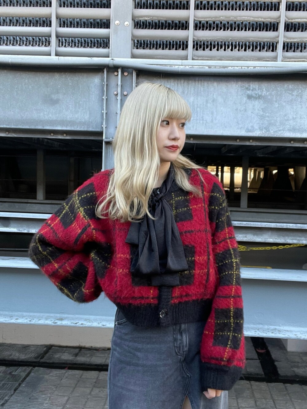 レッド系のカーディガン/ボレロ、ブラック系のシャツ/ブラウス、ブラック系のスカートを着用したレディースの冬コーディネートの4枚目の写真