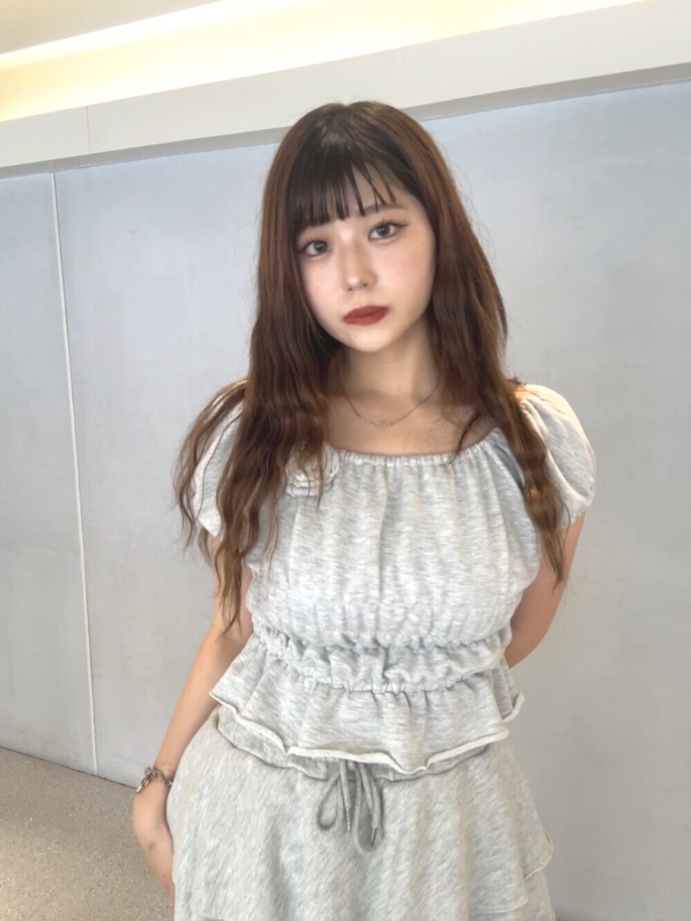 グレー系のTシャツ/カットソー、グレー系のスウェットパンツ、ブラック系のパンプスを着用したレディースの夏コーディネートの5枚目の写真