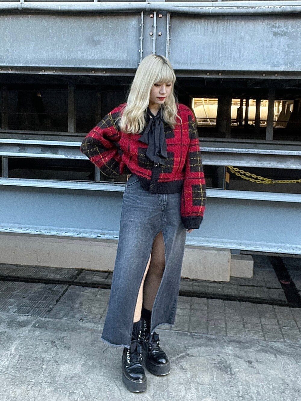 レッド系のカーディガン/ボレロ、ブラック系のシャツ/ブラウス、ブラック系のスカートを着用したレディースの冬コーディネートの2枚目の写真