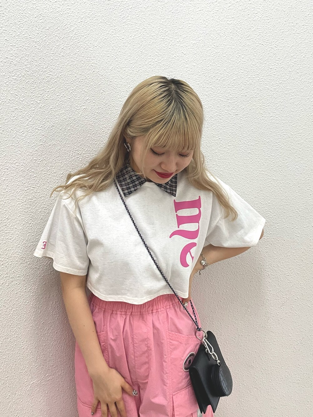 ピンク系のカーゴパンツ、ブラック系のその他シューズ、ホワイト系のTシャツ/カットソーを着用したレディースの春コーディネートの2枚目の写真