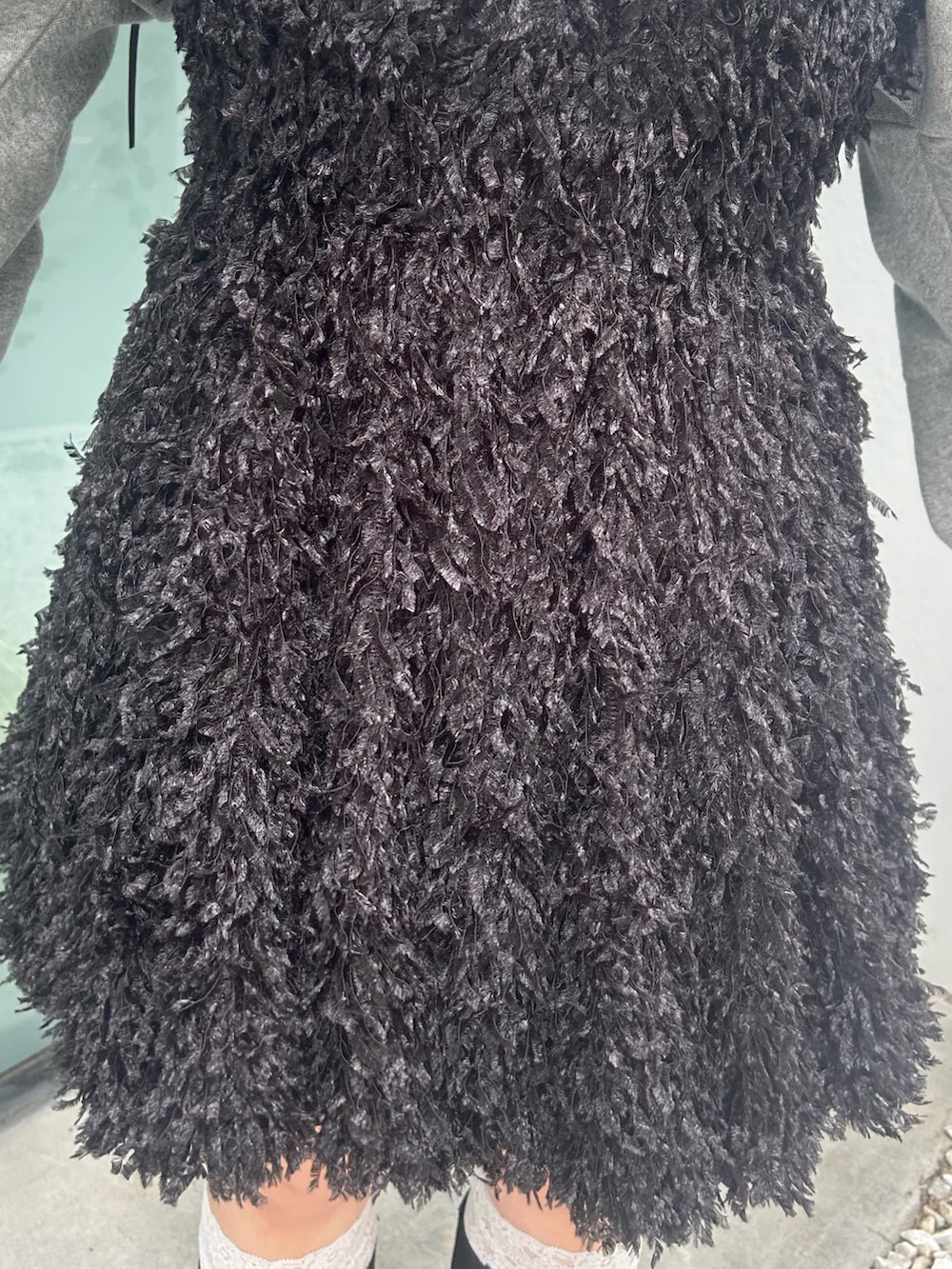 ブラック系のワンピース、グレー系のパーカーを着用したレディースの夏コーディネートの7枚目の写真