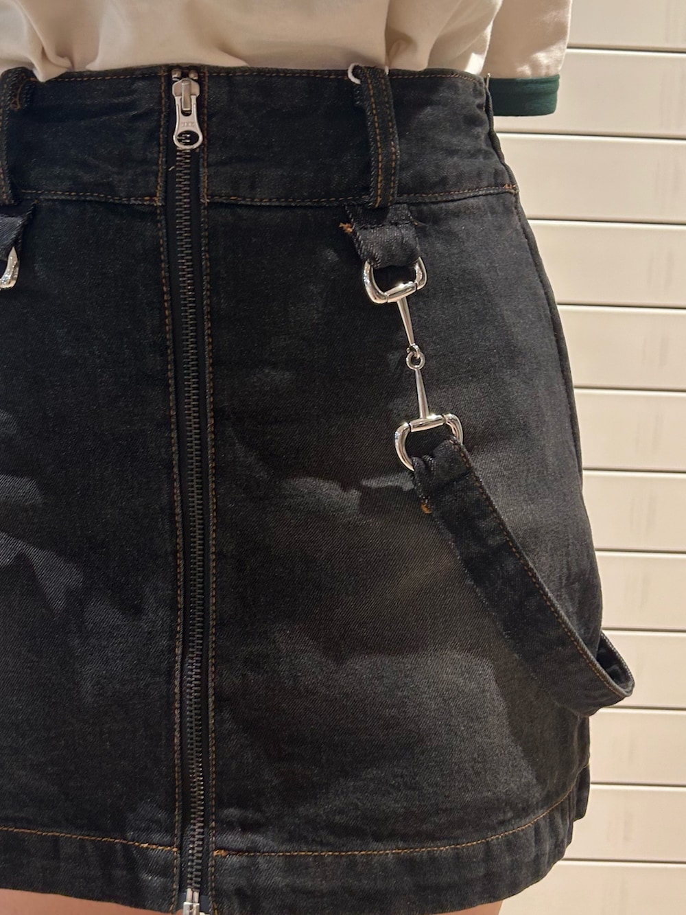 ブラック系のデニムスカート、ホワイト系のTシャツ/カットソーを着用したレディースの春コーディネートの5枚目の写真