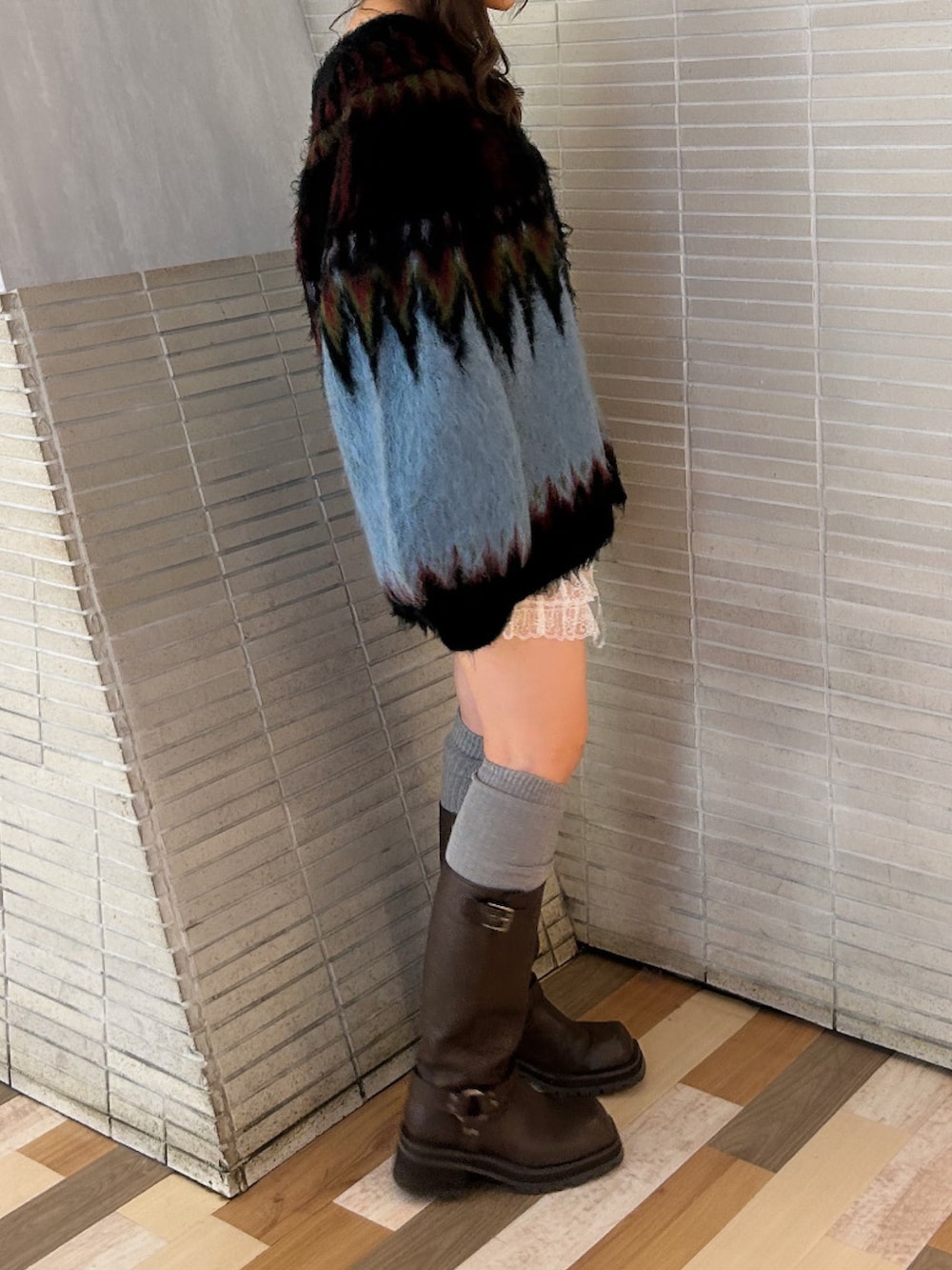 ブラック系のカーディガン/ボレロ、ブラウン系のブーツを着用したレディースの秋コーディネートの4枚目の写真